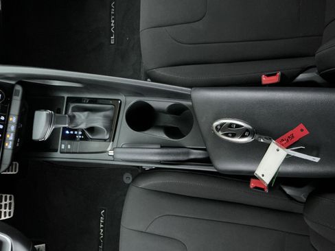 Used 2025 Hyundai Elantra Sport image 11