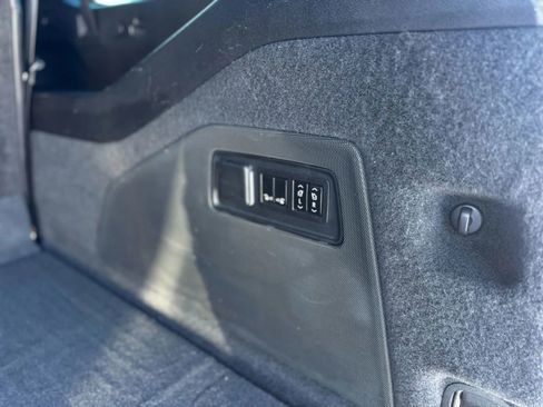 Used 2022 Cadillac Escalade ESV Luxury w/ LPO, Illumination Package image 11