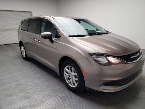 Used 2017 Chrysler Pacifica Touring image 13