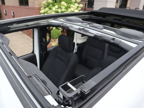 Used 2020 Jeep Wrangler Unlimited Sahara AWD/4WD image 27