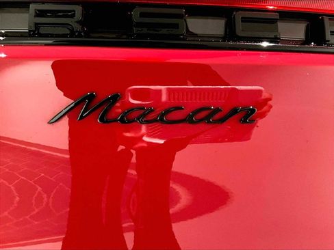 Used 2025 Porsche Macan image 36