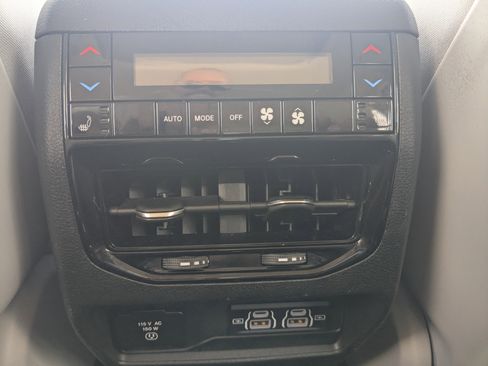 Used 2023 Jeep Grand Cherokee L Summit w/ Luxury Tech Group V AWD/4WD image 19