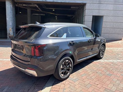 Certified 2025 Kia Sorento S w/ Panoramic Sunroof Package FWD image 3