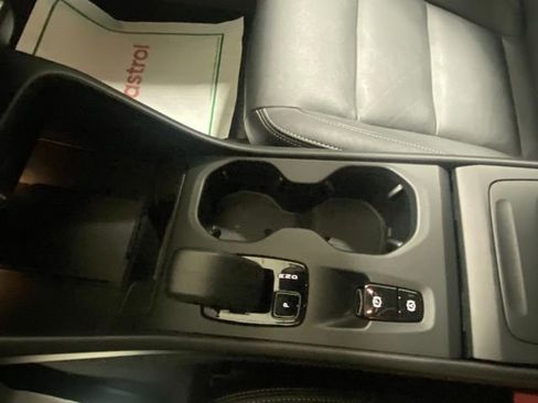 Used 2025 Volvo XC40 B5 Core image 26