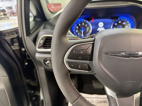 Used 2025 Chrysler Pacifica Select FWD image 14