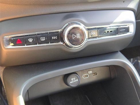 Used 2024 Volvo XC40 B5 Core image 32