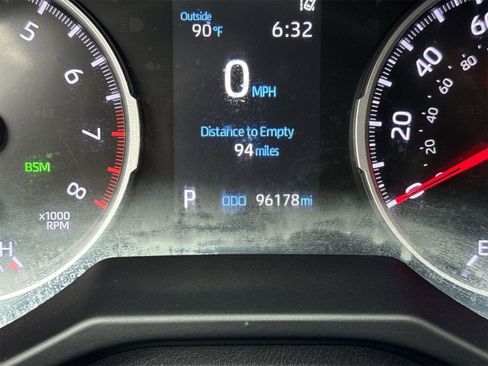 Used 2021 Toyota RAV4 XLE image 22