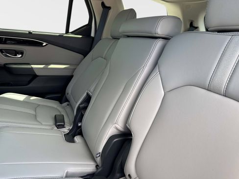 Used 2025 Honda Pilot EX-L image 12