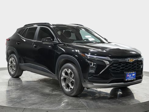 Used 2024 Chevrolet Trax LT w/ Sunroof Package FWD image 9