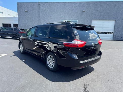 Used 2015 Toyota Sienna XLE w/ XLE Navigation Package FWD image 4