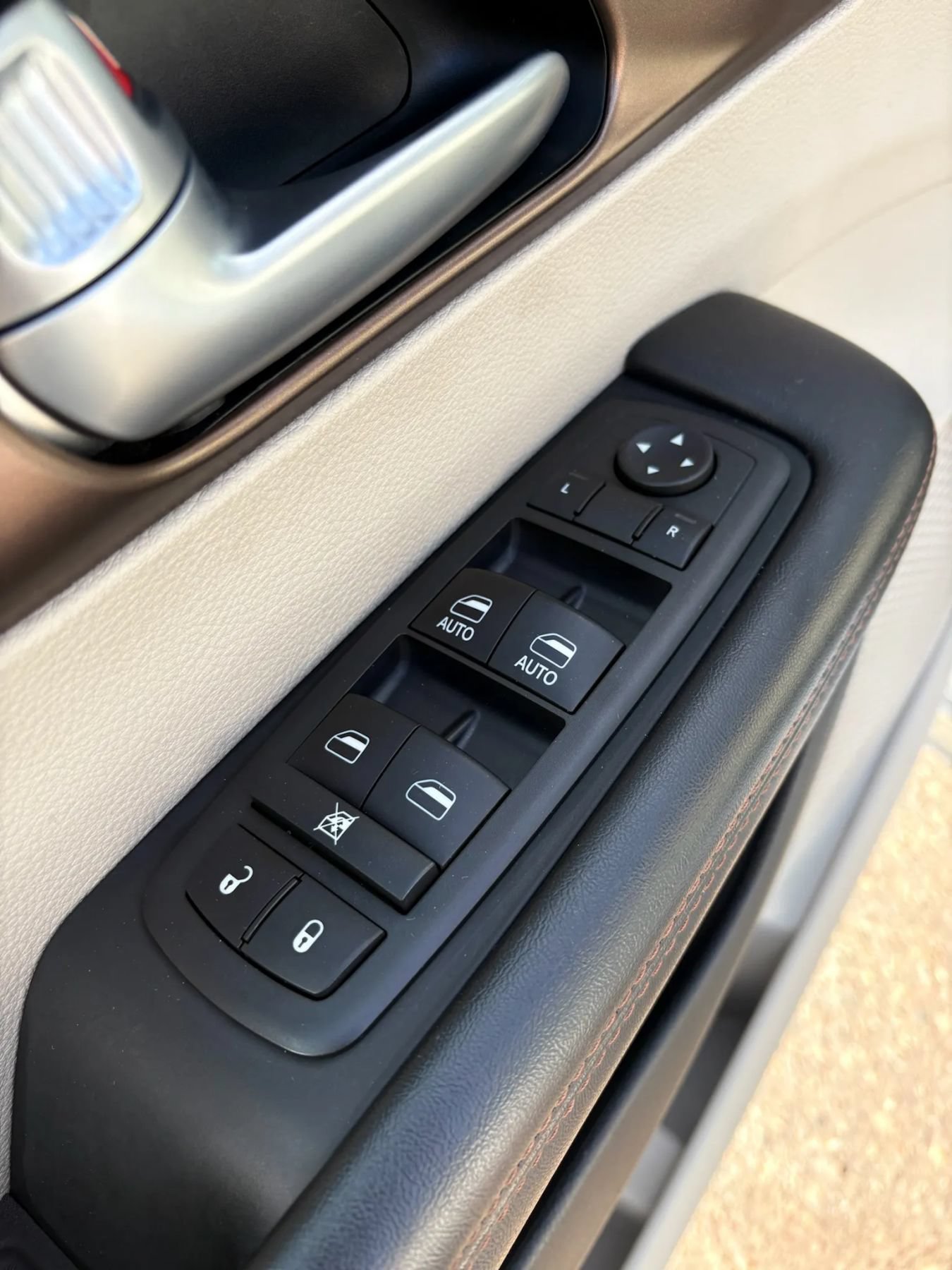 Used 2018 Chrysler Pacifica Touring-L FWD image 12