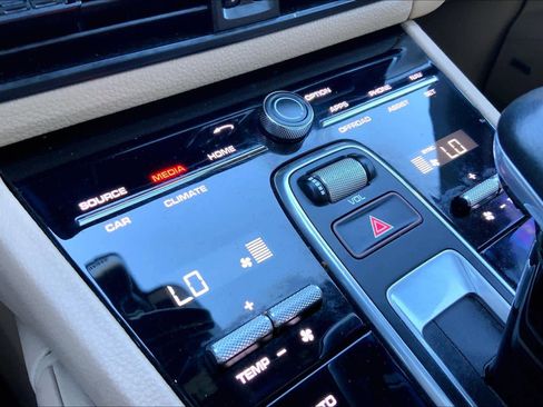 Used 2019 Porsche Cayenne image 32