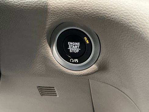 Used 2024 Chrysler Pacifica Limited FWD image 58