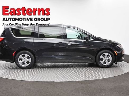 Used 2017 Chrysler Pacifica LX w/ Tire & Wheel Group FWD image 4