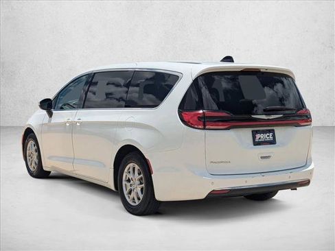 Used 2023 Chrysler Pacifica Touring-L FWD image 8