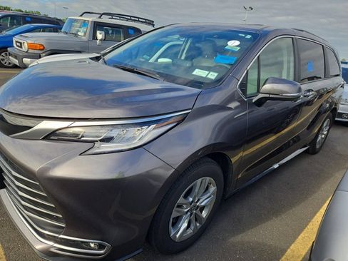 Used 2024 Toyota Sienna Limited AWD/4WD image 2