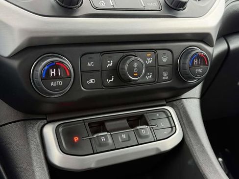 Used 2023 GMC Acadia SLT image 29