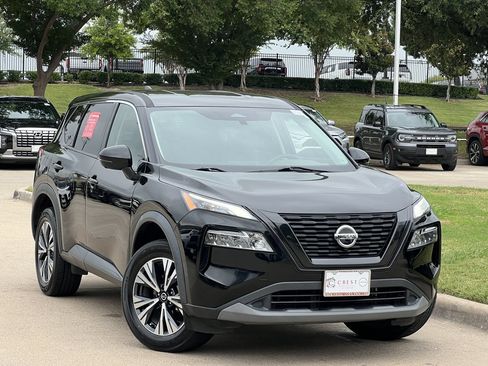 Used 2021 Nissan Rogue SV FWD image 2