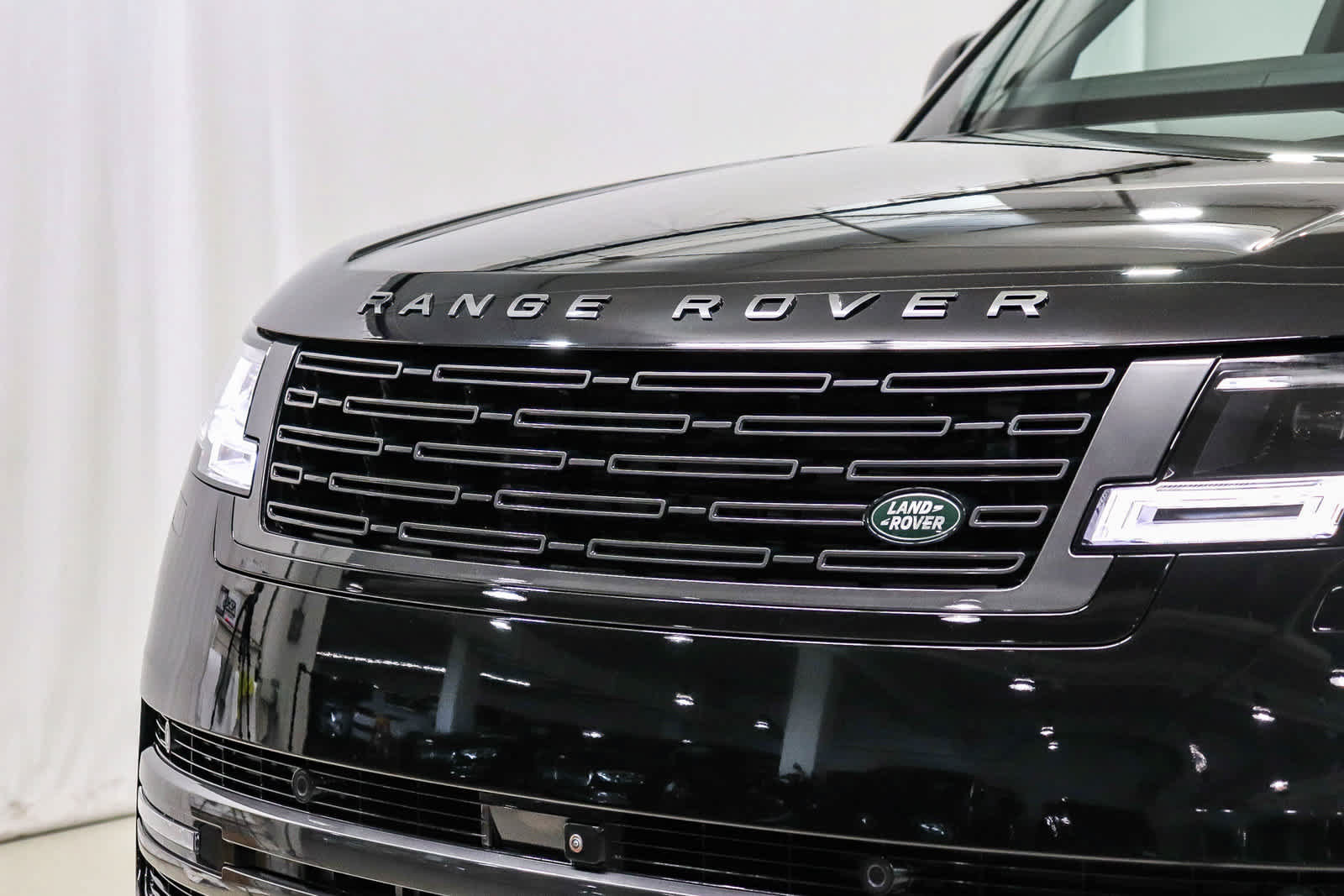 Used 2025 Land Rover Range Rover SE AWD/4WD image 8