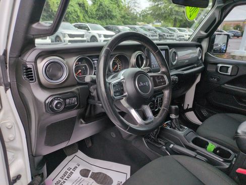 Used 2019 Jeep Wrangler Unlimited Sahara AWD/4WD image 15