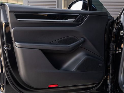 Certified 2025 Porsche Macan Electric image 18