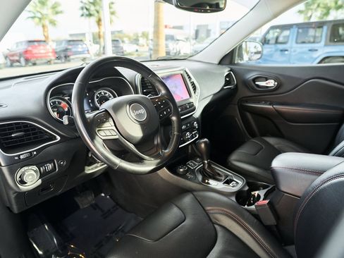 Used 2019 Jeep Cherokee Trailhawk image 2