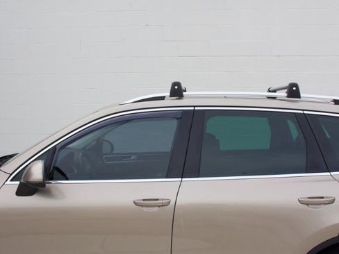 Used 2016 Volkswagen Touareg TDI image 11