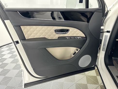 Certified 2022 Bentley Bentayga AWD/4WD image 17