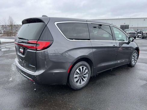 Certified 2022 Chrysler Pacifica Touring-L w/ Uconnect Theater Family Group image 8