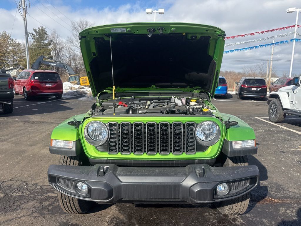 Used 2025 Jeep Gladiator Sport AWD/4WD image 16