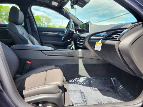 Used 2025 Cadillac CT5 V w/ Technology Package RWD image 9