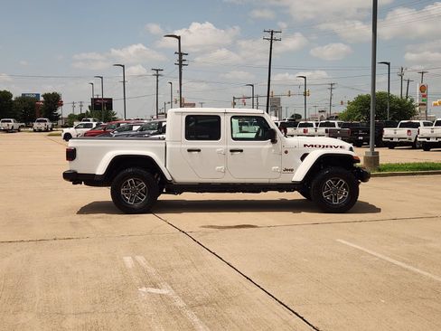 Used 2025 Jeep Gladiator Mojave w/ Convenience Group AWD/4WD image 7