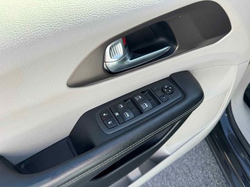 Used 2020 Chrysler Voyager Lxi w/ Cold Weather Group image 13