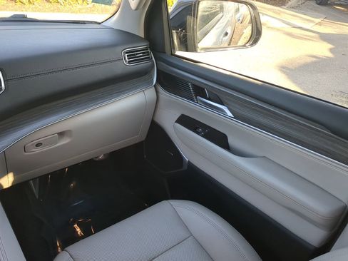 Used 2024 Jeep Wagoneer Series III image 17