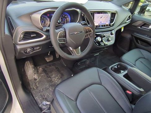 New 2026 Chrysler Pacifica Select image 12