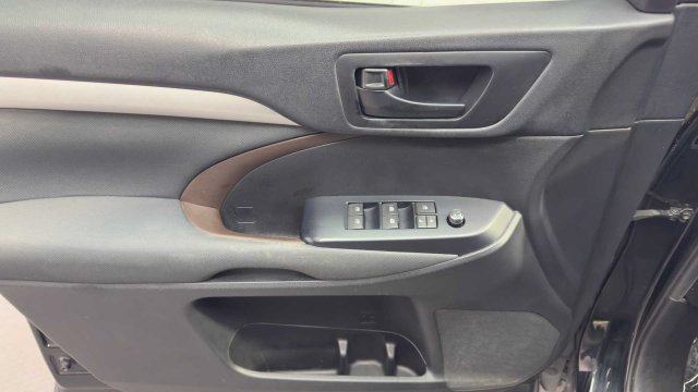 Used 2019 Toyota Highlander LE FWD image 22