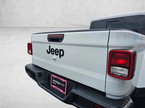Used 2025 Jeep Gladiator Sport image 12