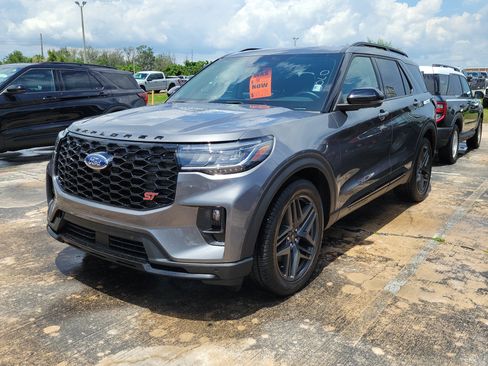 Used 2025 Ford Explorer ST AWD/4WD image 3