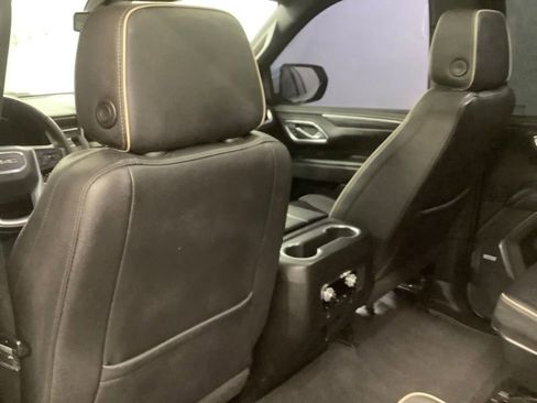 Used 2022 GMC Yukon XL SLT w/ SLT Premium Package image 9