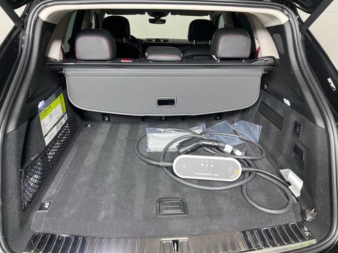 Certified 2025 Porsche Cayenne Turbo AWD/4WD image 17
