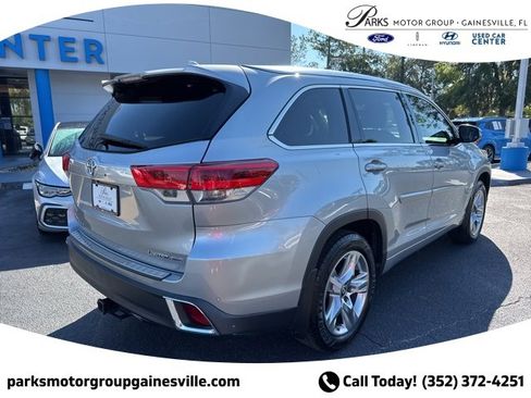 Used 2017 Toyota Highlander Limited image 3