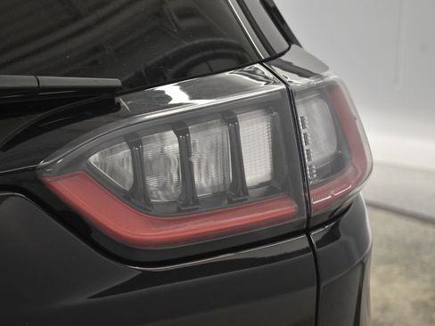 Used 2019 Jeep Cherokee Trailhawk w/ Cold Weather Group image 16