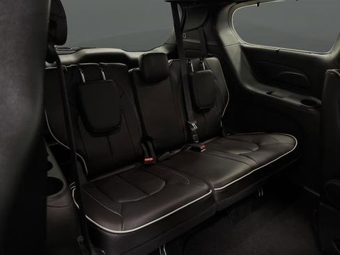 Used 2024 Chrysler Pacifica Limited w/ S Appearance Package image 32