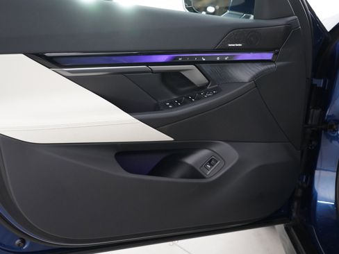 Used 2024 BMW 540i xDrive w/ Premium Package image 17