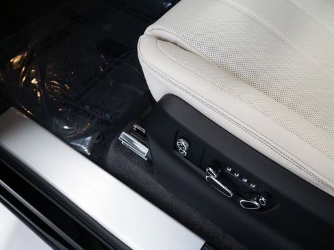 New 2025 Bentley Bentayga V8 image 12