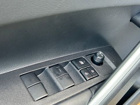 Used 2025 Toyota Corolla Cross XLE image 7