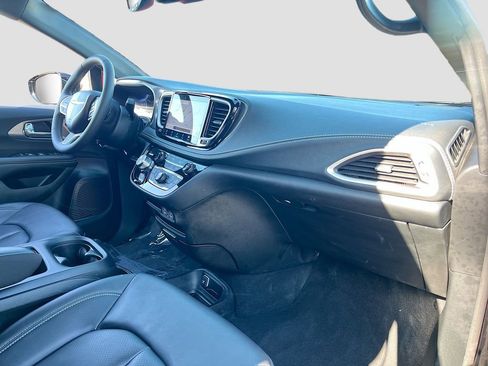 Used 2025 Chrysler Pacifica Select image 26