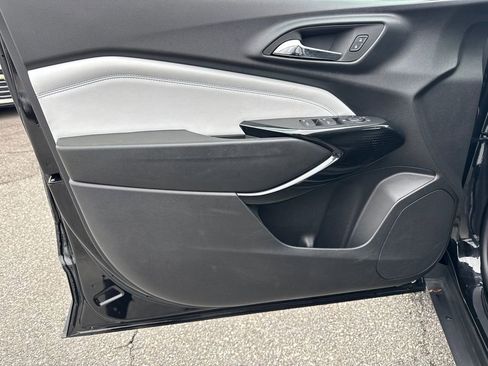 Certified 2025 Chevrolet Trax LT w/ LT Convenience Package image 11