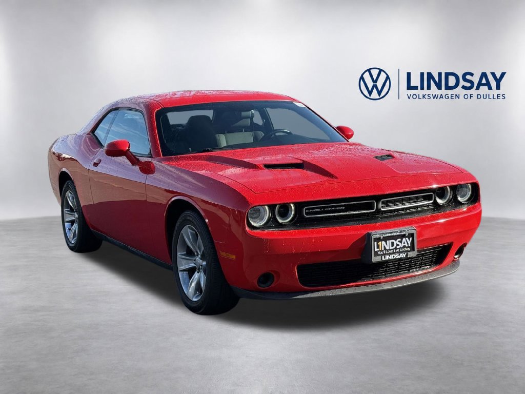 Used 2015 Dodge Challenger SXT RWD image 1