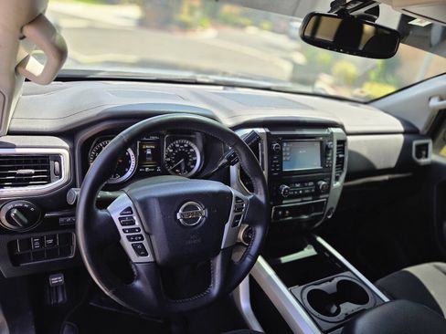 Used 2018 Nissan Titan SV w/ SV Convenience Package AWD/4WD image 9